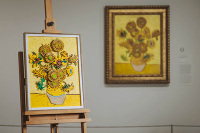 LEGO Art Zonnebloemen bij het schilderij van Vincent van Gogh