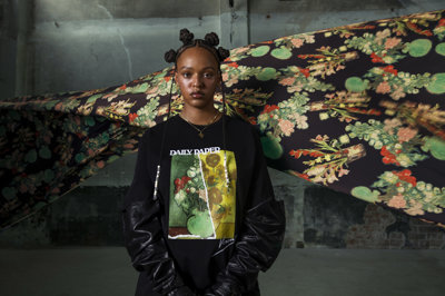 Kledingcollectie Daily Paper x Van Gogh Museum: Bodil showt het Van Jorbla t-shirt